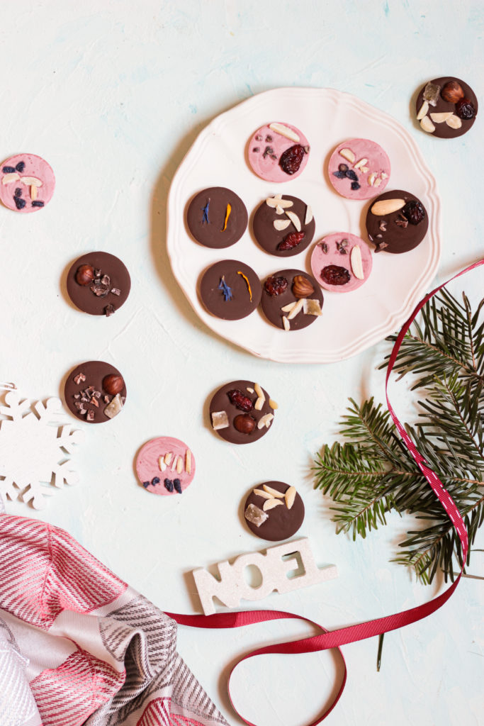 Les mendiants au chocolat noir ou au chocolat blanc cuisine de deborah Les mendiants au chocolat noir ou au chocolat blanc cuisine de deborah