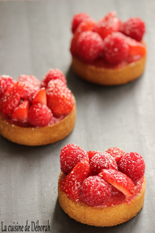 Tartelettes fraises gariguettes framboises rhubarbe - La cuisine de Déborah Tartelettes fraises gariguettes framboises rhubarbe - La cuisine de Déborah