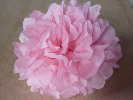 Les pompons en papier de soie - Tutoriel en photos Cuisine de Déborah Les pompons en papier de soie - Tutoriel en photos Cuisine de Déborah