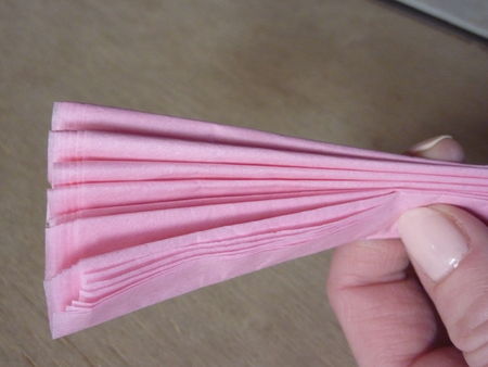 Les pompons en papier de soie - Tutoriel en photos Cuisine de Déborah  Les pompons en papier de soie - Tutoriel en photos Cuisine de Déborah