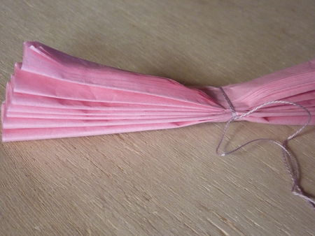 Les pompons en papier de soie - Tutoriel en photos Cuisine de Déborah Les pompons en papier de soie - Tutoriel en photos Cuisine de Déborah