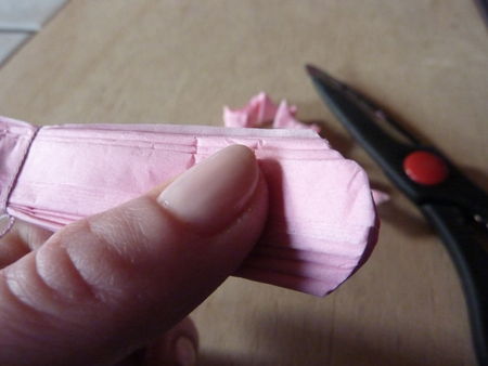 Les pompons en papier de soie - Tutoriel en photos Cuisine de Déborah Les pompons en papier de soie - Tutoriel en photos Cuisine de Déborah