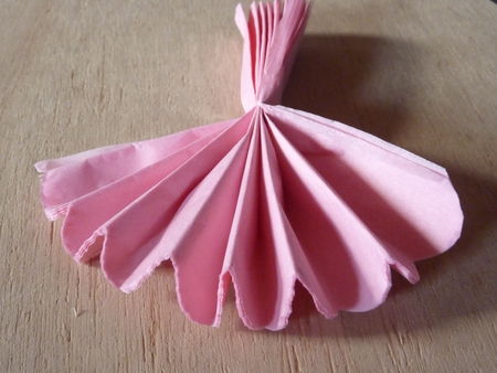 Les pompons en papier de soie - Tutoriel en photos Cuisine de Déborah  Les pompons en papier de soie - Tutoriel en photos Cuisine de Déborah