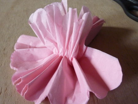 Les pompons en papier de soie - Tutoriel en photos Cuisine de Déborah Les pompons en papier de soie - Tutoriel en photos Cuisine de Déborah