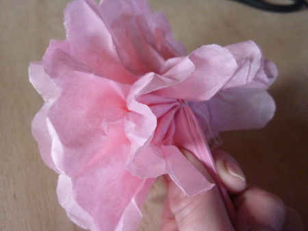 Les pompons en papier de soie - Tutoriel en photos Cuisine de Déborah Les pompons en papier de soie - Tutoriel en photos Cuisine de Déborah