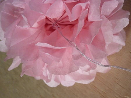 Les pompons en papier de soie - Tutoriel en photos Cuisine de Déborah Les pompons en papier de soie - Tutoriel en photos Cuisine de Déborah